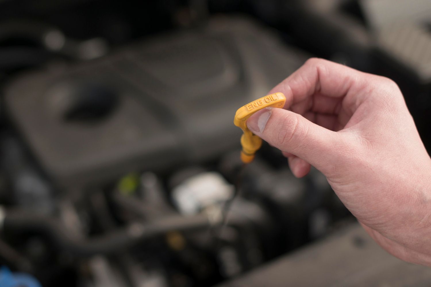 Automobilio alyvos keitimas ir ekologiškos priežiūros koncepcija